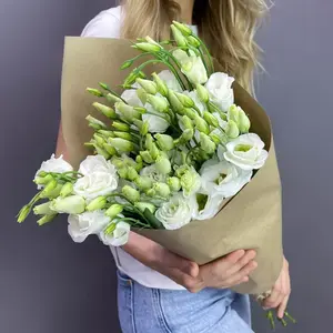 Букет из лизиантуса в крафте